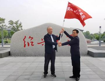 金坚强书记给王建华队长授绍兴大学银耀医教志愿服务队新队旗20260420